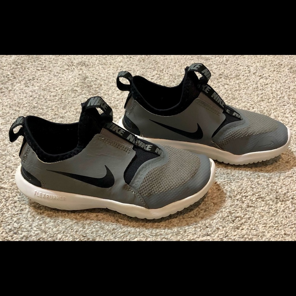 Nike Flex runner little boys size 13 gray and black.